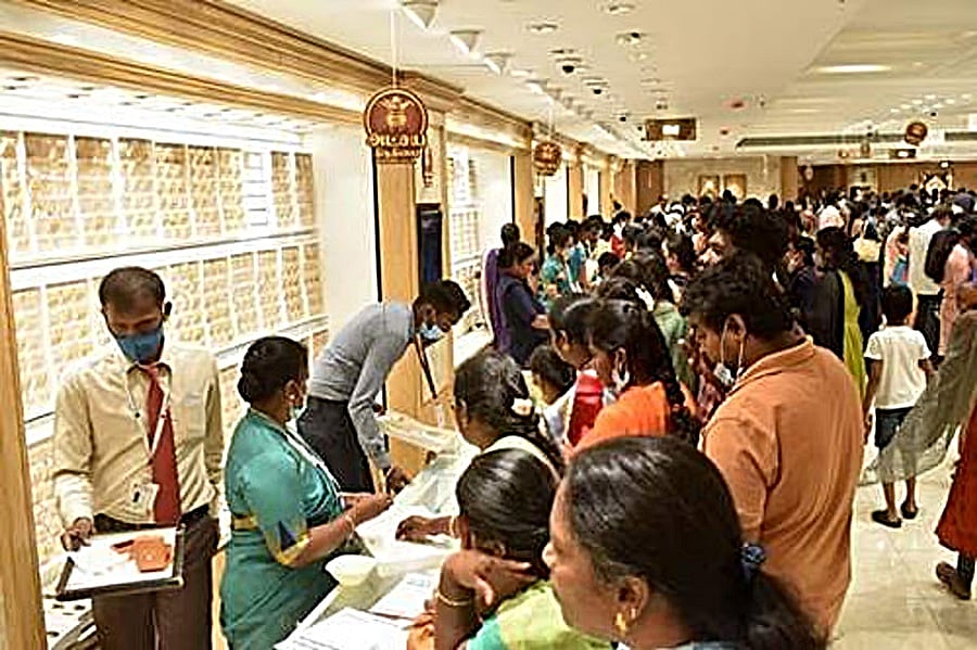 புதிய உச்சத்தில் தங்கம் விலை! சவரனுக்கு ரூ. 2,800 உயர்வு!!