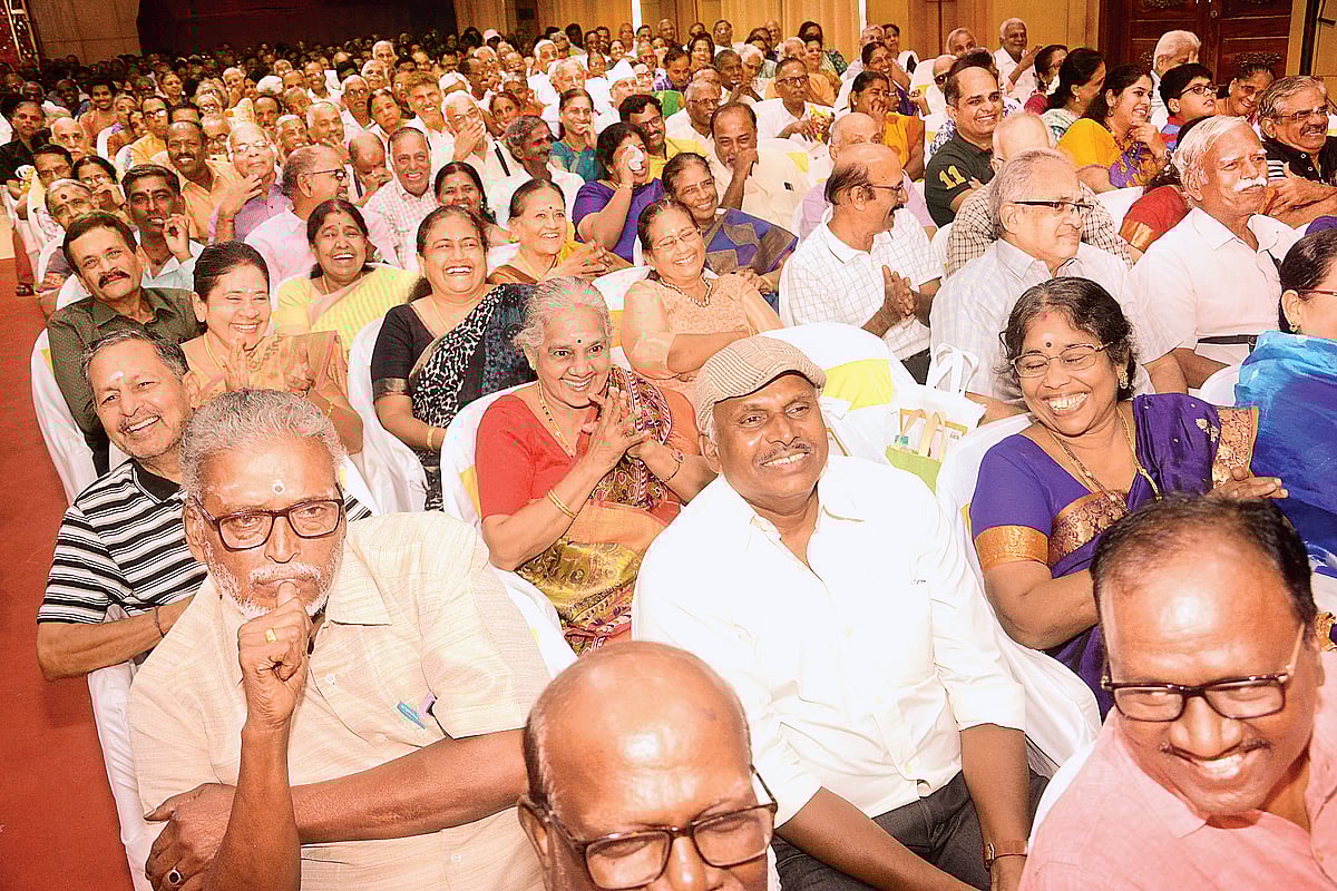 சிரித்து வாழ வேண்டும்