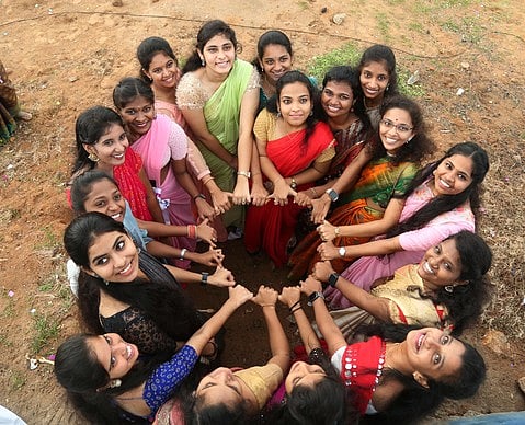 தேவை, வளர்ச்சியுடன் கூடிய நட்புறவு