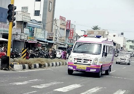 ஆம்புலன்ஸ் ஓட்டும் பெண்..
