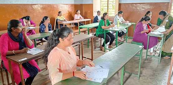 டிஎன்பிஎஸ்சி தோ்வு பாதியில் நிறுத்தம்: தோ்வா்கள் அதிருப்தி