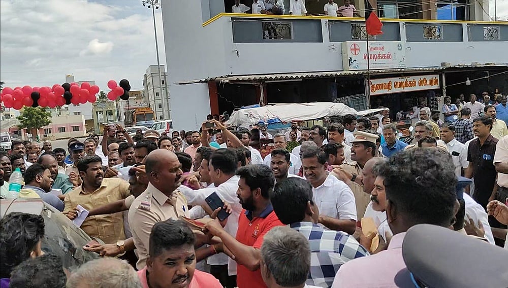 பென்னாகரம் பேருந்து நிலைய நுழைவு வாயிலுக்கு நிதி ஒதுக்கியது திமுக வா?, பாமக வா? - பாமகவினர் தர்ணா