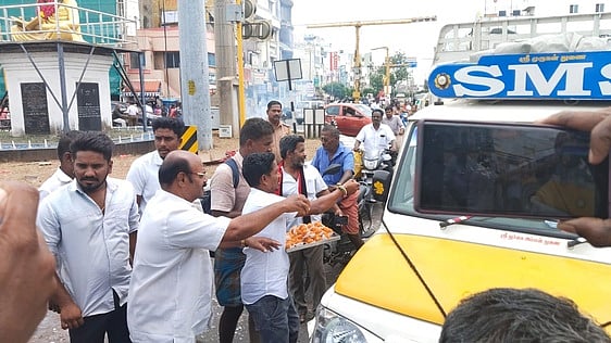 பயனாளிகளுக்கு மகளிா் உரிமைத் தொகை ரூ. 5 ஆயிரம் வழங்கல்: மானாமதுரையில் மக்களுக்கு இனிப்பு வழங்கிய திமுகவினா்