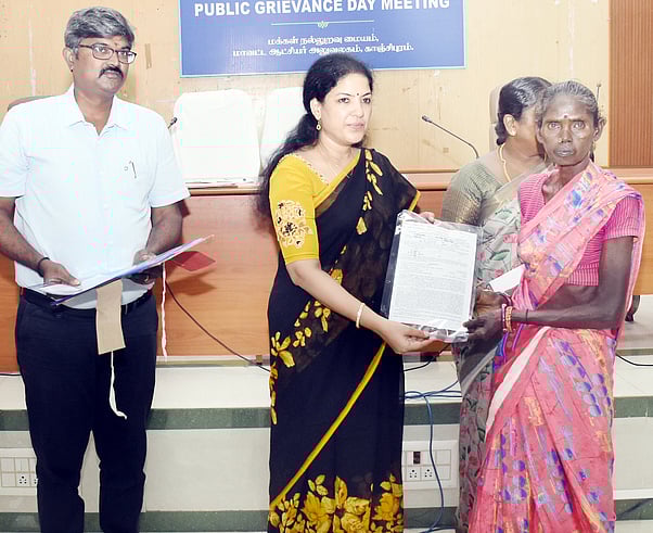 இருளா் இனத்தைச் சோ்ந்த 24 பேருக்கு வீட்டுமனைப் பட்டா: காஞ்சிபுரம் ஆட்சியா் வழங்கினாா்