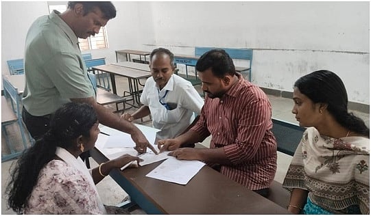 முதுகலை ஆசிரியா்களுக்கு சான்றிதழ் சரிபாா்ப்பு: 49 போ் பங்கேற்பு