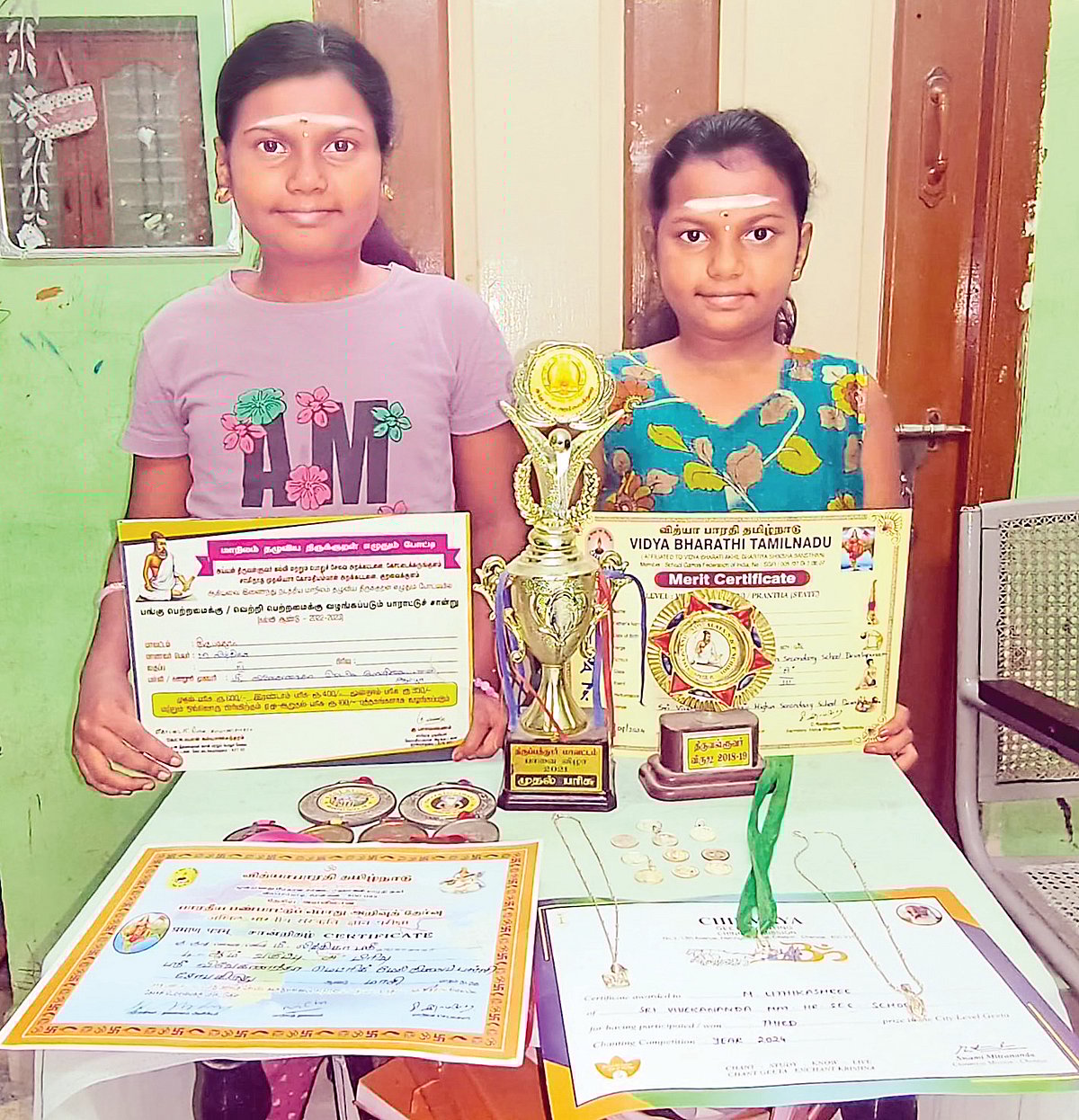 அசத்தும் சகோதரிகள்...