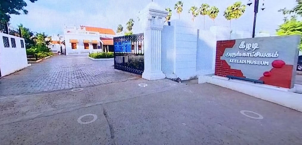 கீழடி அருங்காட்சியகத்தை பாா்வையிட்ட உலக சதுரங்க சாம்பியன் விஸ்வநாதன் ஆனந்த்