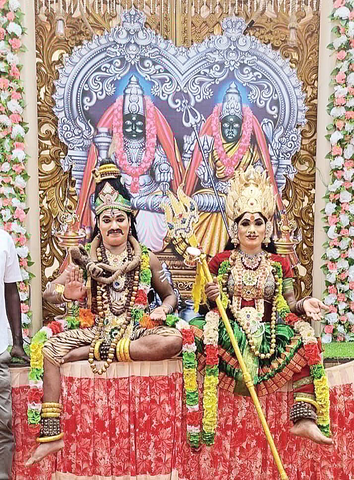 தெய்வ வேடங்களில் தெய்வீக நடனம்