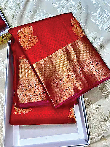 தங்கமும், பட்டுச் சேலையும்...