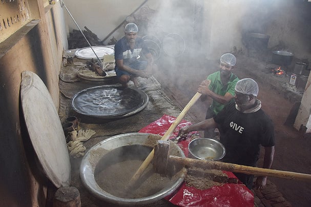 வீட்டிலிருந்து கருகிய வாசனை வெளியேற யோசனை!