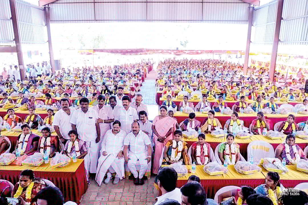 தாய் வீட்டு சீரும், அண்ணனின் அன்புப் பரிசும்..!