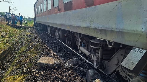 சென்னையில் இருந்து சென்ற ரயில் ஒடிஸாவில் தடம்புரண்டது: பயணிகள் தப்பினா்