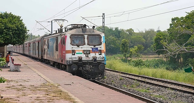 கான்பூரில் எக்ஸ்பிரஸ் ரயில் மீது மர்ம நபர்கள் கற்கள் வீச்சு   
