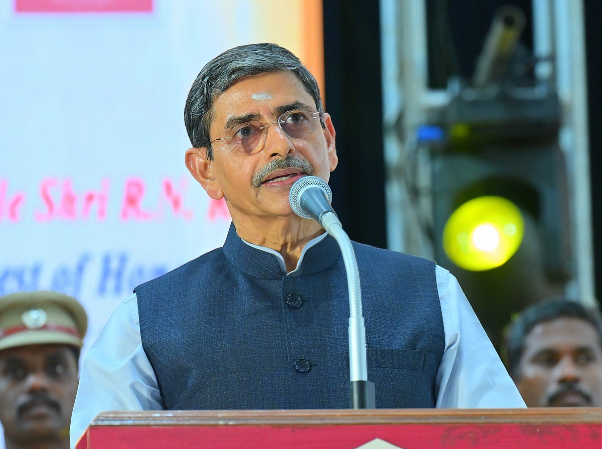 சித்தோடு அருகே மருத்துவா் வீட்டில் நூலகம்! - தமிழக ஆளுநா் நேரில் பாா்வை