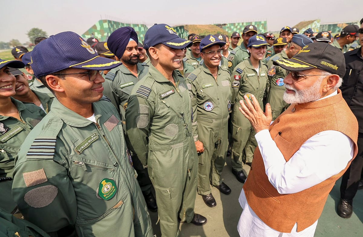 ஆதம்பூர் விமானப்படை தளத்தில் பிரதமர் மோடி - புகைப்படங்கள்