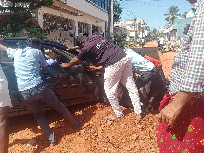 செங்கல்பட்டு: புதை சாக்கடை பணிக்காக தோண்டப்பட்ட பள்ளங்களால் அபாயம்! 