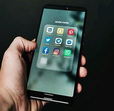 சமூக ஊடக பிரபலமாகப் பெற்றோா் எதிா்ப்பு: வீட்டைவிட்டு சிறுவன் வெளியேறிய பெங்களூரில் மீட்பு