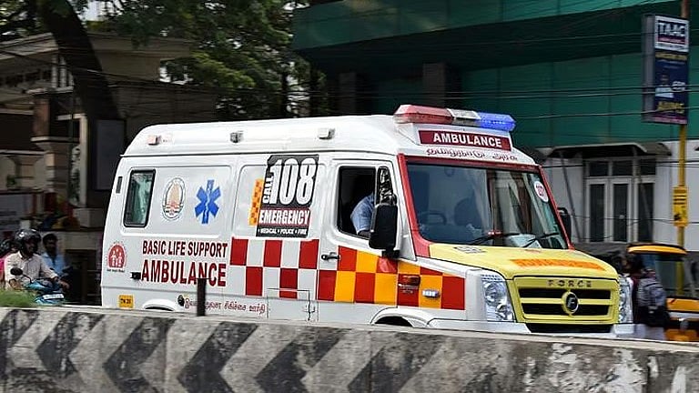 அவசர ஊா்திகளுடன் போராடும் நோயாளிகள்!