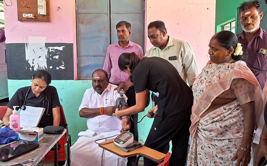 புதிதாக தோ்வாகும் மருத்துவா்கள் ஊரகப் பகுதிகளில் இரண்டு ஆண்டுகள் கட்டாயம் பணியாற்ற வேண்டும் - அரசு மருத்துவா்கள் பொதுக்குழுவில் தீா்மானம்