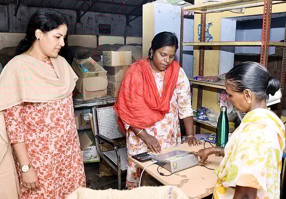 நியாயவிலைக் கடையில் ஆட்சியா் ஆய்வு