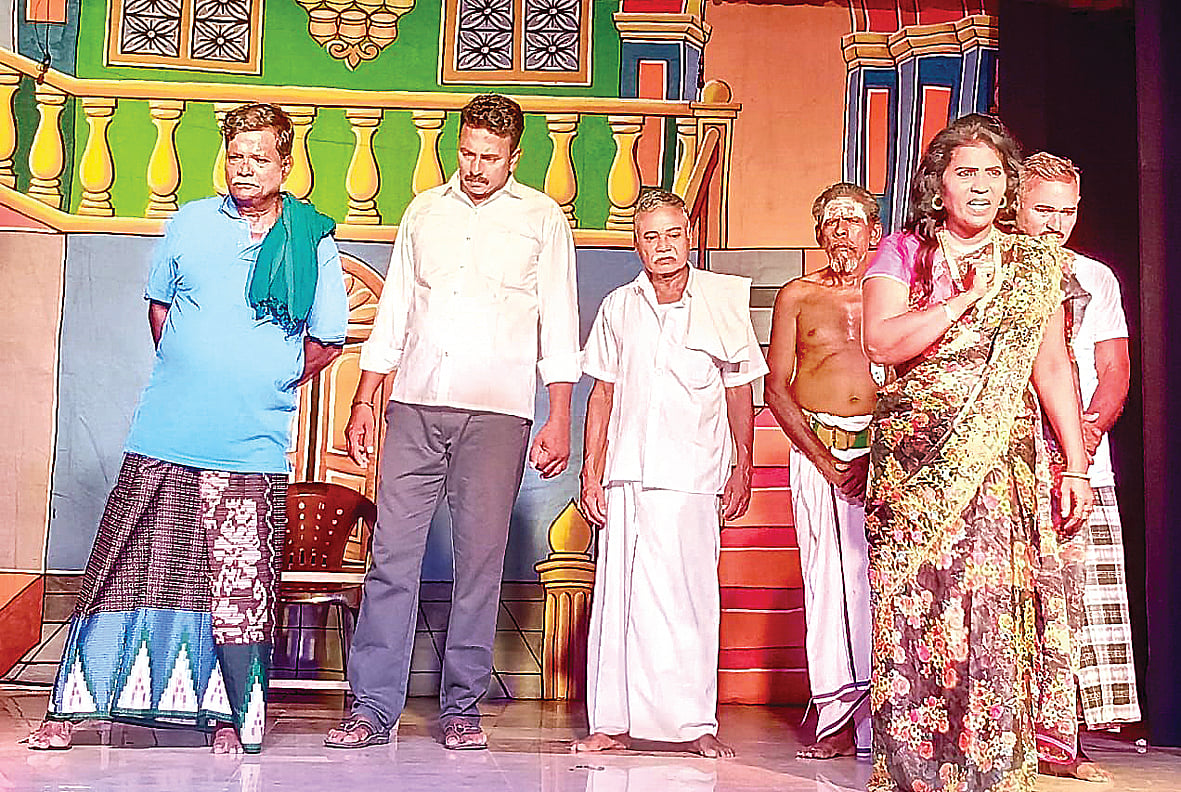 அங்கே நாடகமன்றோ நடக்குது...