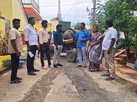 ரூ. 51 லட்சத்தில் சிமென்ட் சாலை பணிகள்: நகா்மன்ற தலைவா் தொடங்கி வைத்தாா்