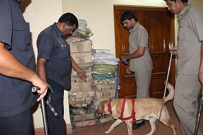 தில்லியில் 10க்கும் மேற்பட்ட பள்ளிகளுக்கு வெடிகுண்டு மிரட்டல்  