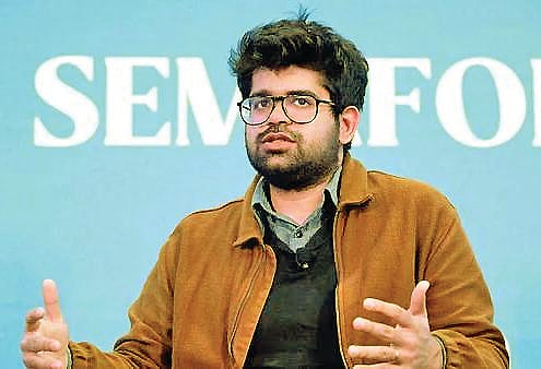 கவனம் ஈர்க்கும் தமிழர்...