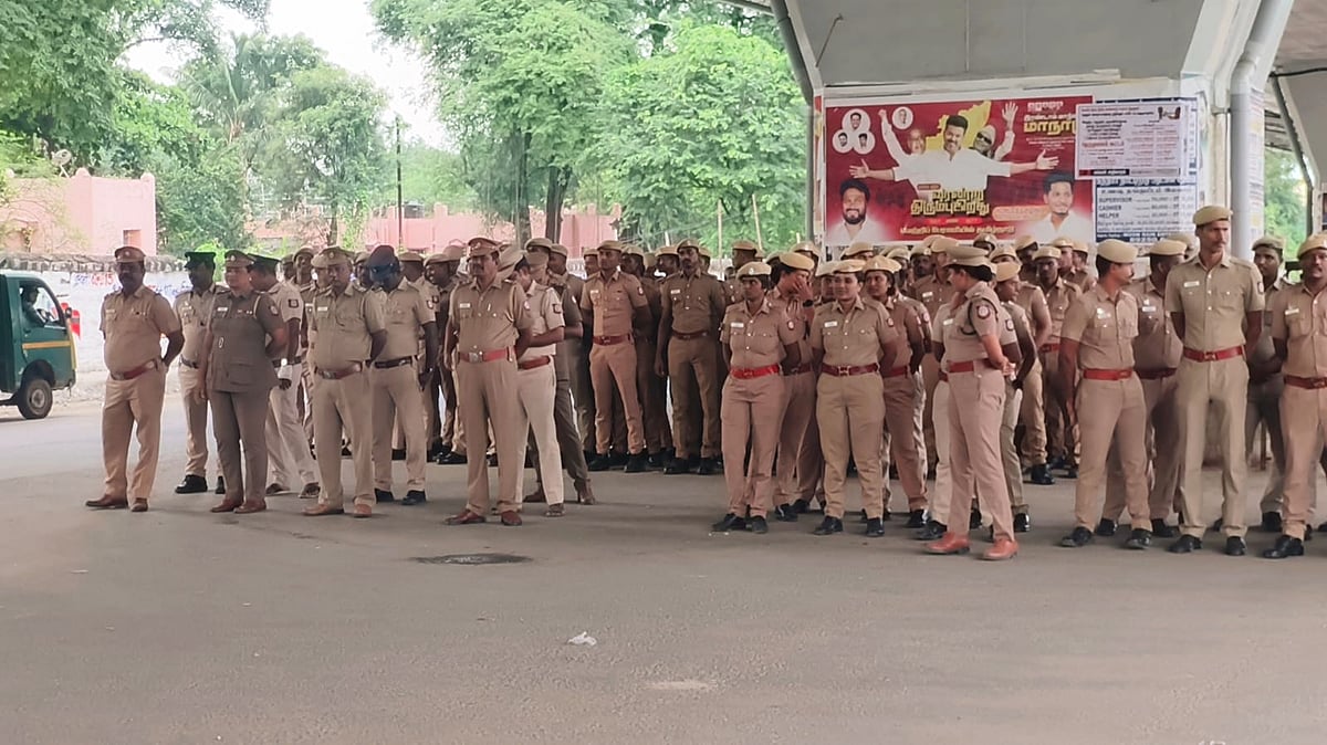 இருதரப்பினா் மோதலில் 3 போ் காயம்: பதற்றம்; போலீஸாா் குவிப்பு