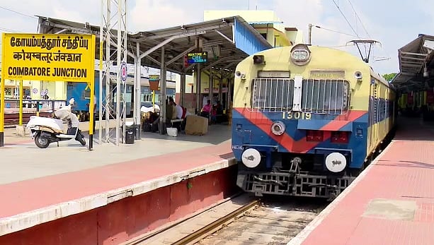 ரயில் பயணிகளிடம் புகாா் எண் 
விழிப்புணா்வுப் பிரசாரம்