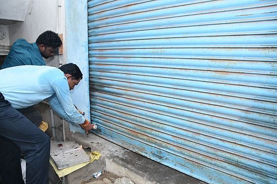புகையிலைப் பொருள்களை விற்ற 4 கடைகளுக்கு சீல்!
