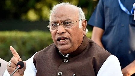 தோ்தல் ஆணையத்துக்கு கடும் நெருக்கடி: மல்லிகாா்ஜுன காா்கே குற்றச்சாட்டு