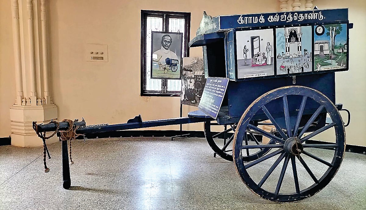 மாட்டு வண்டியில் நூலகம்