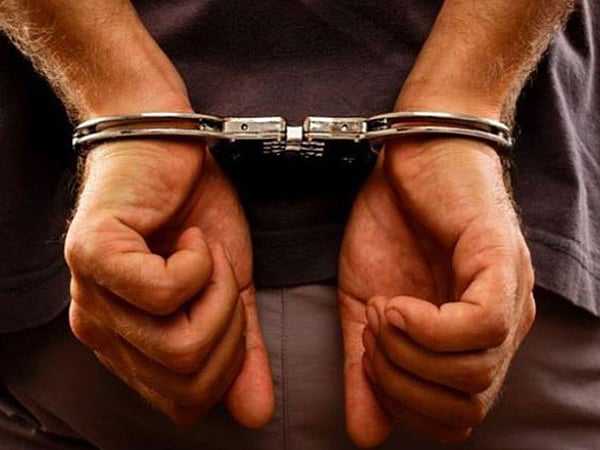 சிற்றுந்து ஓட்டுநர்களிடையே தகராறு: ஒருவா் கைது