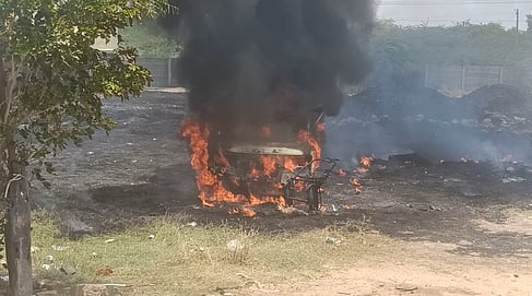 பெரம்பலூா் அருகே காா் திடீா் தீக்கிரை