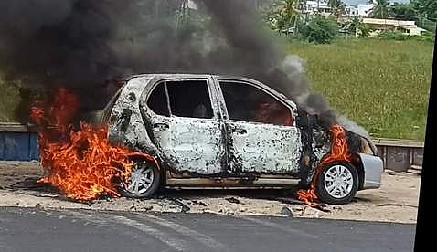 சாலையில் தீப்பற்றி எரிந்த காா்