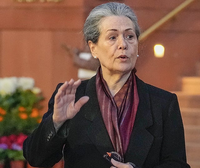 இந்திய குடியுரிமைக்கு முன்பே வாக்காளா்: சோனியாவுக்கு தில்லி நீதிமன்றம் நோட்டீஸ்