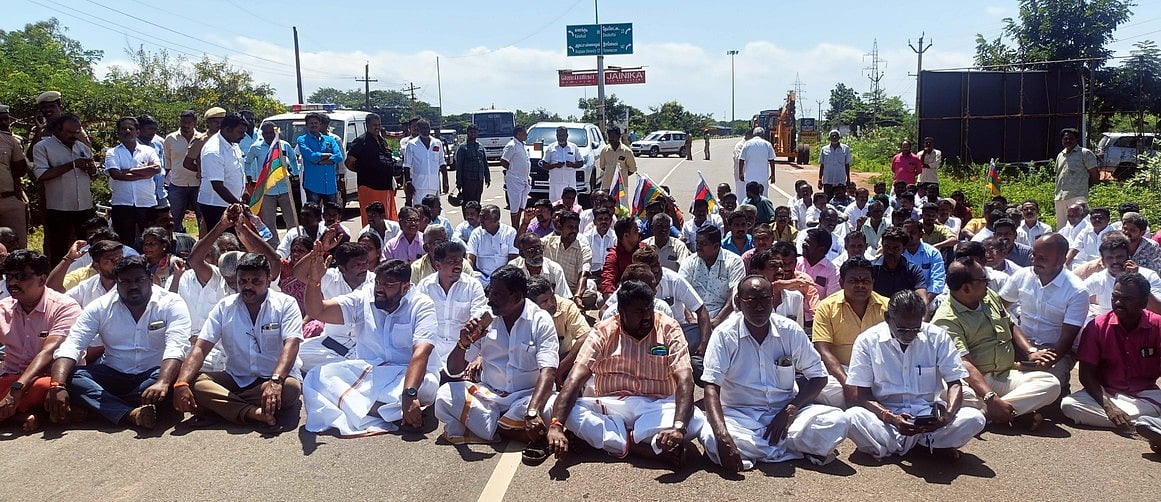 பாஜக நிா்வாகி கொலை: 
காரைக்குடியில் 2-ஆவது நாளாக சாலை மறியல்