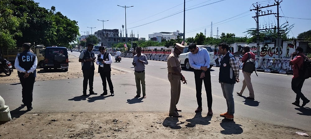 கரூா் சம்பவம்: 2 காவலா்கள் 
அவசர ஊா்தி ஓட்டுநரிடம்
சிபிஐ அதிகாரிகள் விசாரணை