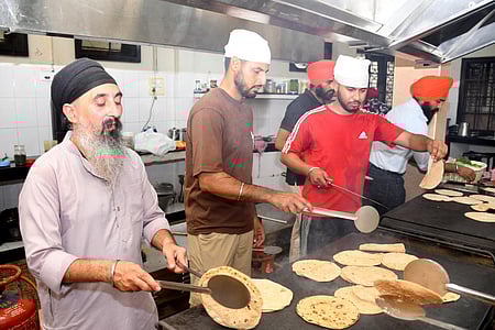 பயணிகள் அனைவருக்கும் இலவச உணவு வழங்கப்படும் ஒரே ரயில்!