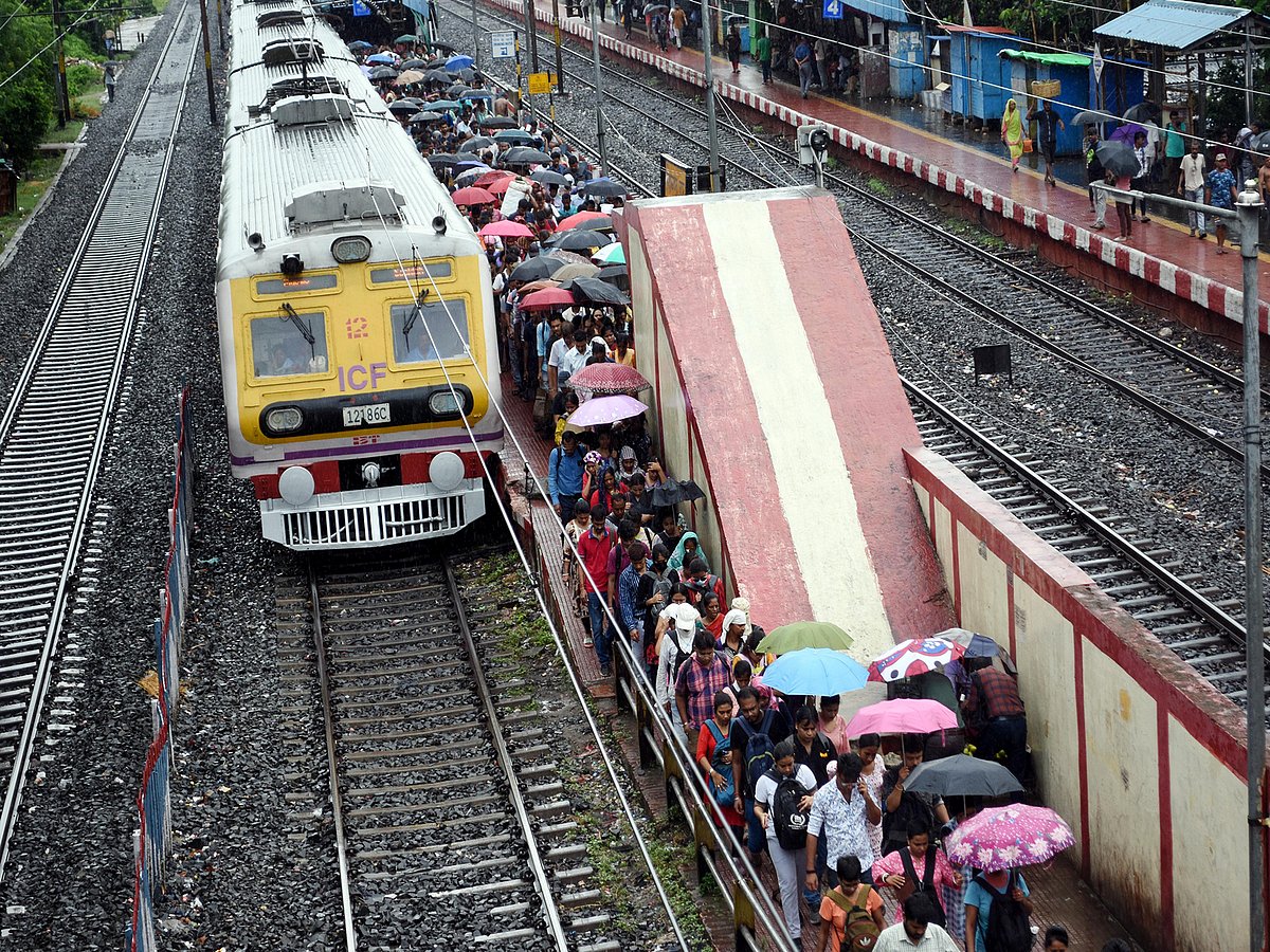 மும்பை: புறநகர் ரயிலில் இருந்து விழுந்து 3 பயணிகள் காயம் 