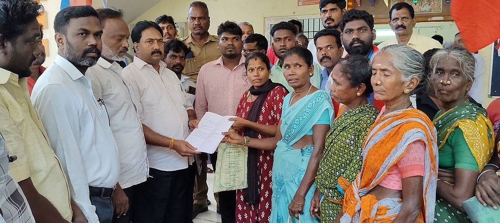 விசிக மனு அளிக்கும் போராட்டம்