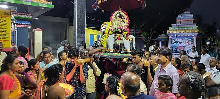 சிவன் கோயிலில் பெண்கள் 
தீபம் ஏற்றி வழிபாடு