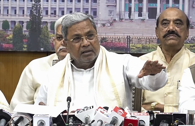 அரசமைப்புச் சட்டத்தை பலவீனப்படுத்த சதி: கா்நாடக முதல்வா் சித்தராமையா