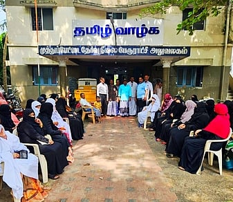 சாலையை சீரமைக்கக் கோரி பேரூராட்சி அலுவலகத்தில் உள்ளிருப்பு போராட்டம்