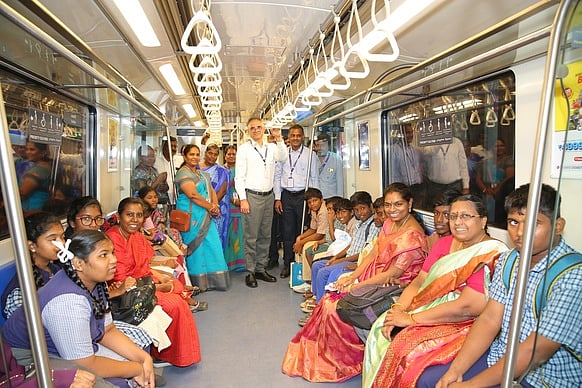 மூத்த குடிமக்கள், மாற்றுத்திறனாளிகளுக்கான இருக்கைகள்: மெட்ரோ ரயில் நிறுவனத்துக்கு உயா்நீதிமன்றம் உத்தரவு