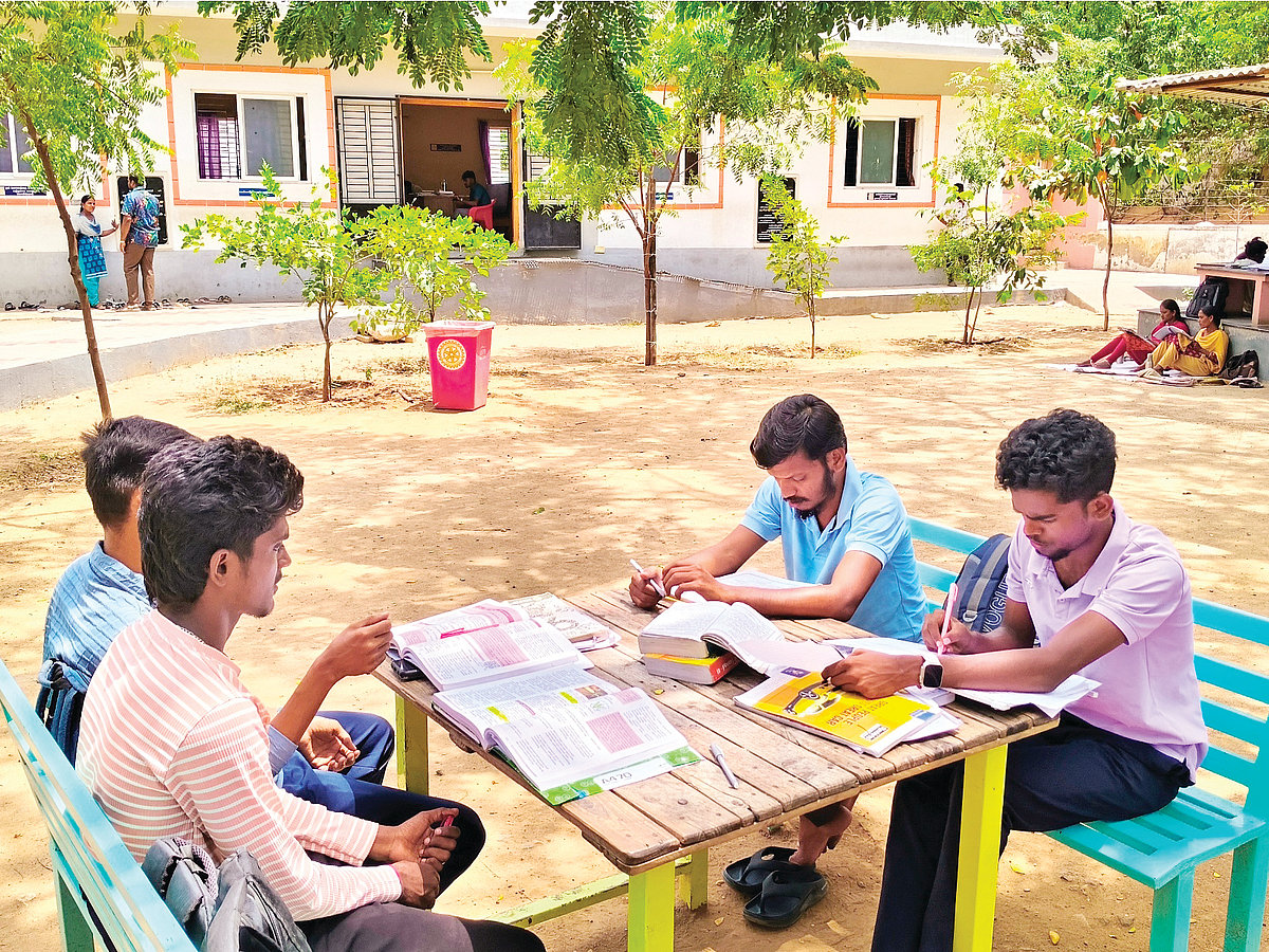 இளைஞர்கள் வேலைவாய்ப்புகளைப் பெற...