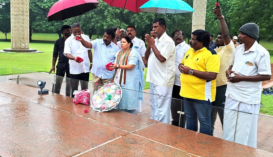 ராஜீவ் காந்தி நினைவிடத்தில் 
காங்கிரஸ் கட்சியினா் அஞ்சலி