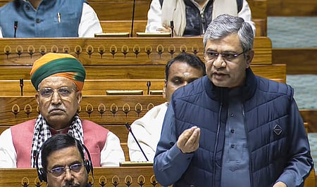 போலி செய்திகளைத் தடுக்க புதிய விதிகள்: நாடாளுமன்றத்தில் மத்திய அரசு