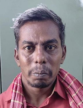 கத்தியால் குத்தி பெண் கொலை: கணவா் கைது